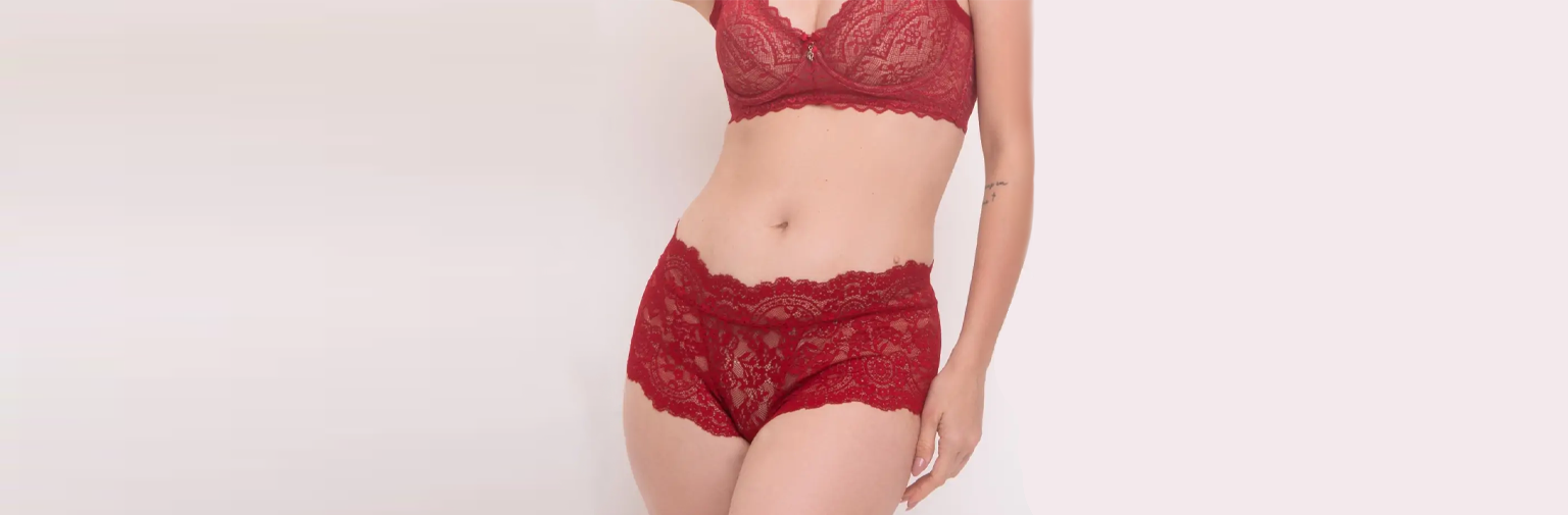 A calcinha mais delicada do seu guarda-roupa: renda que abraça o corpo, conforto que você esquece que está usando